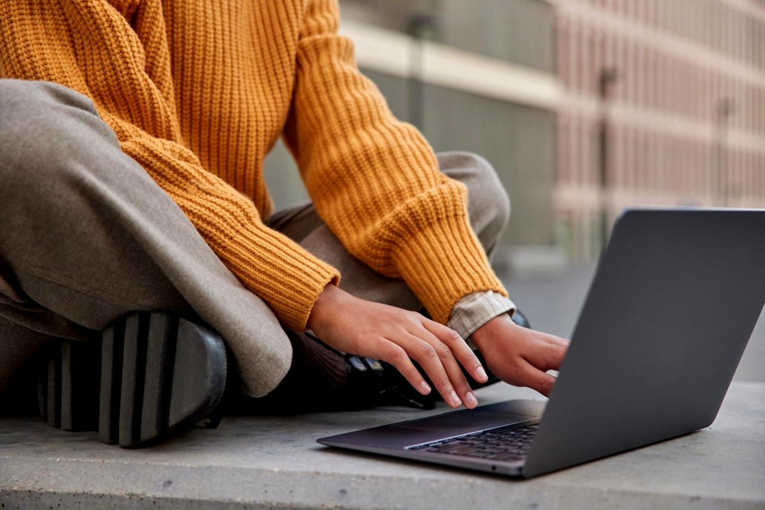 Estudiantes trabajando en ejercicios financieros durante una sesión práctica