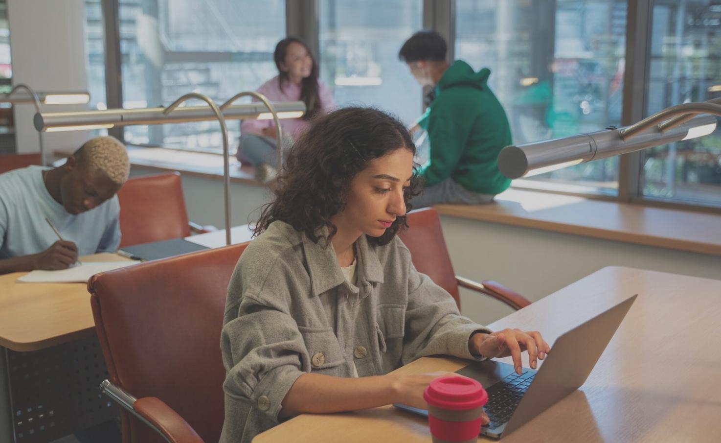Personas revisando presupuestos familiares